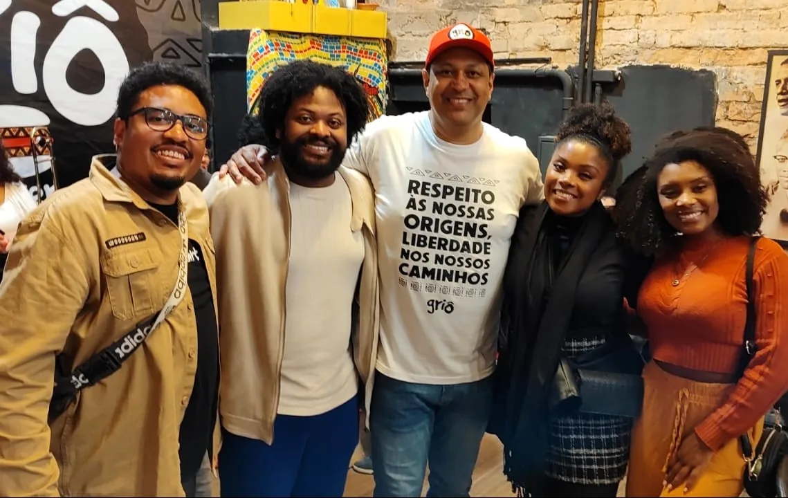 Equipe e amigos vestindo a camiseta da Griô Burger